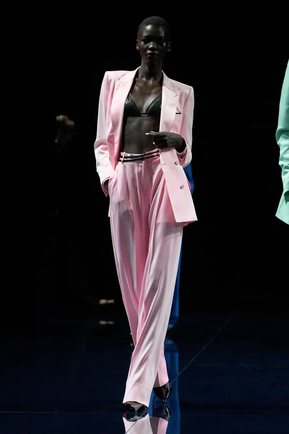 Tom Ford 2026 tavaszi-nyári divatbemutató egyik modellje a kifutón