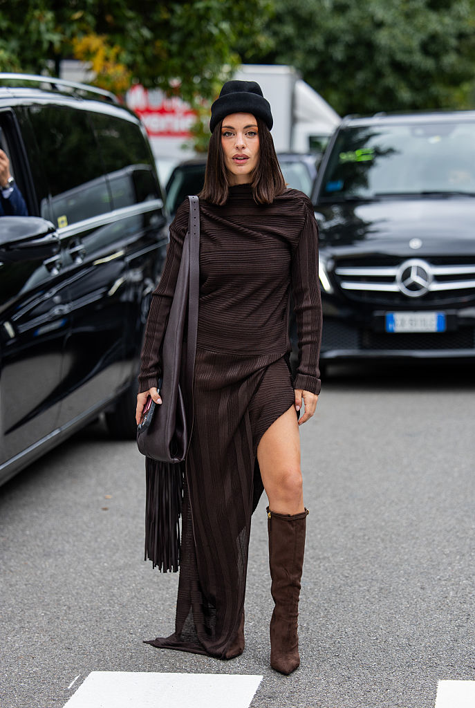 Velúr térdcsizmát és őszi szettet viselő nő az utcán