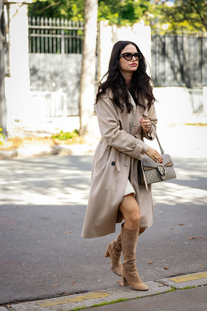 Velúr térdcsizmát és őszi szettet viselő nő az utcán