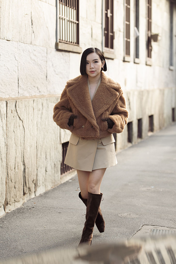 Velúr térdcsizmát és őszi szettet viselő nő az utcán