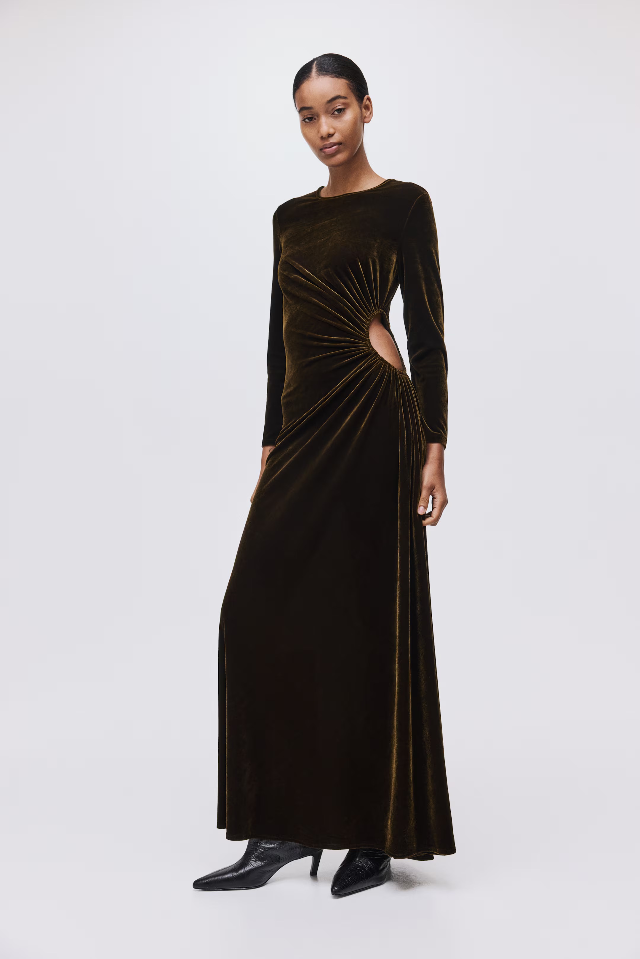 Zöld alkalmi ruhát viselő modell