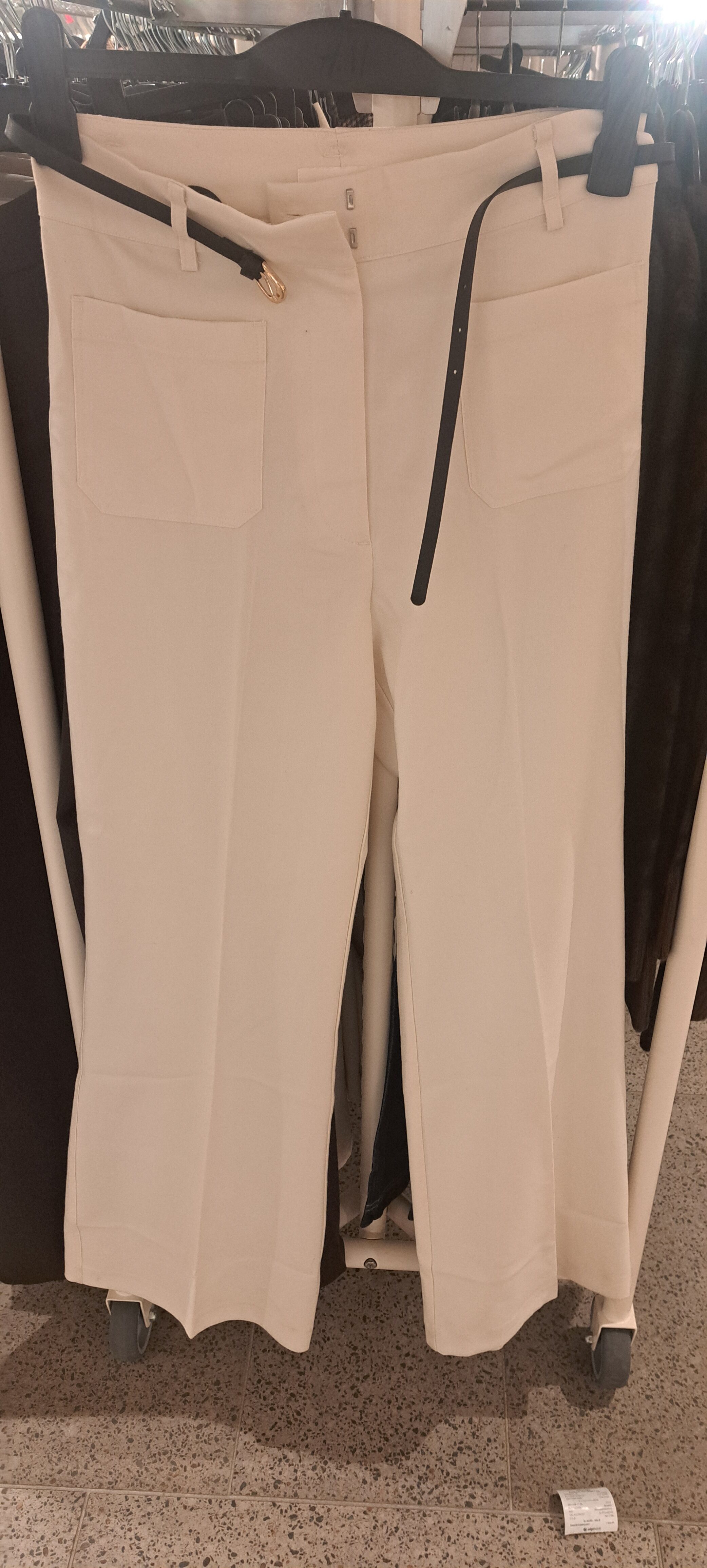 Krémszínű nadrág övvel