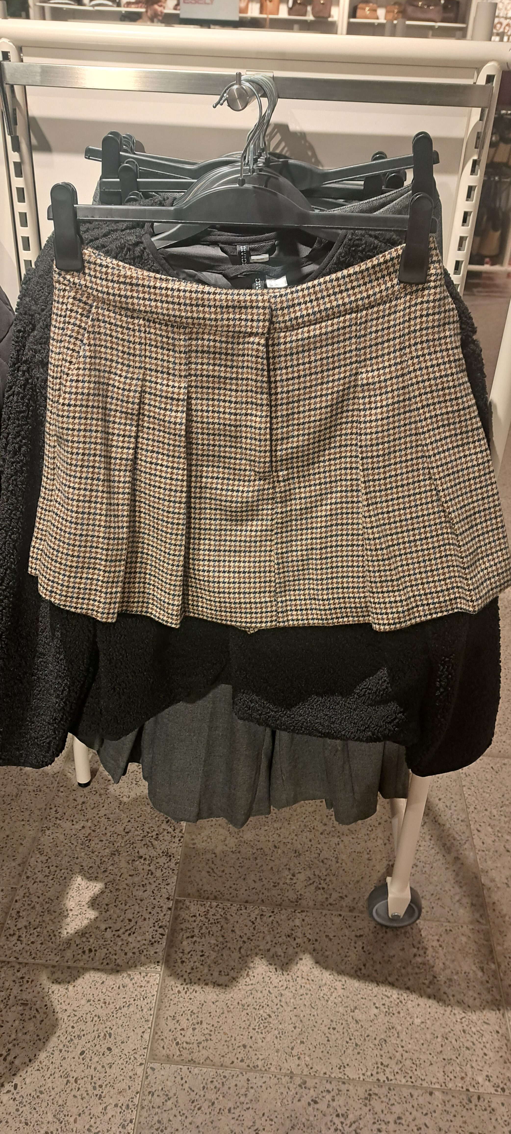 Kockás mini: elöl szoknya, hátul sort.