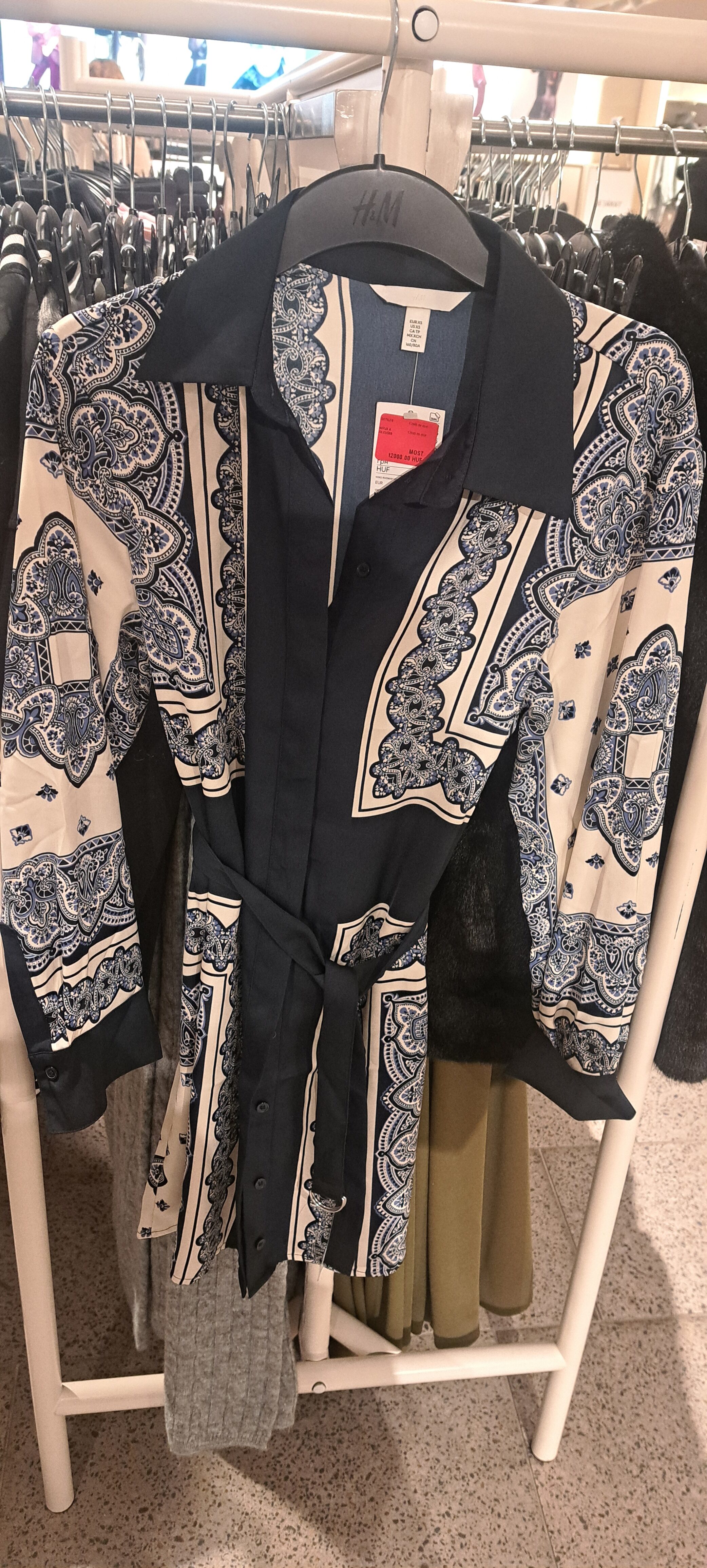 Selymes anyagú, mintás, rövid ingruha