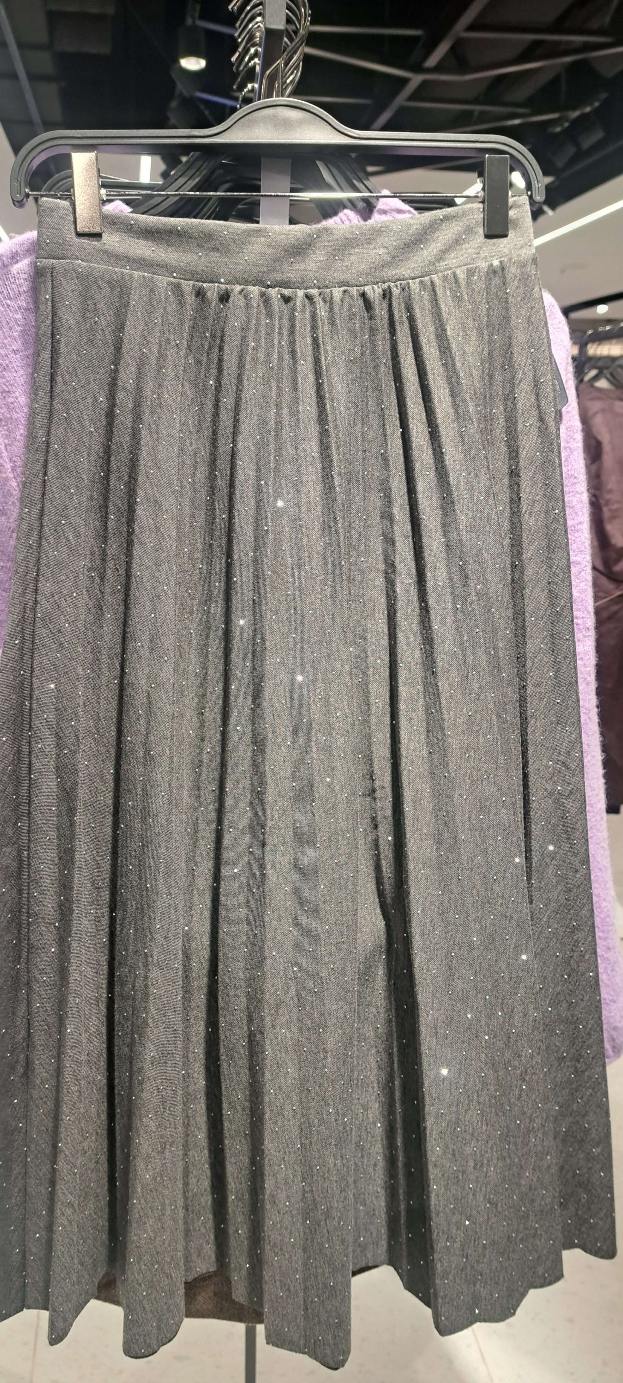 Csillogó kristályokkal díszített szürke, rakott szoknya