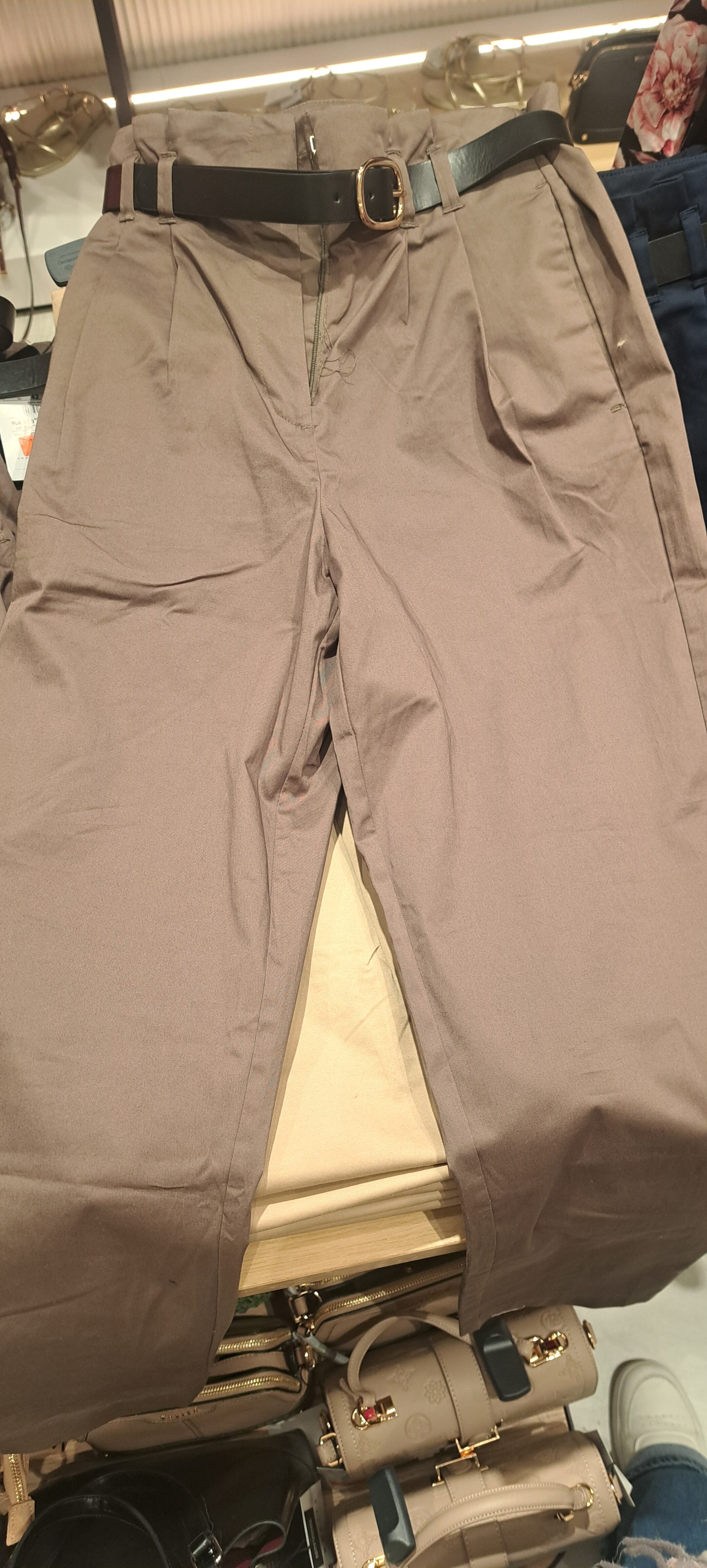 Világosbarna szövetnadrág övvel