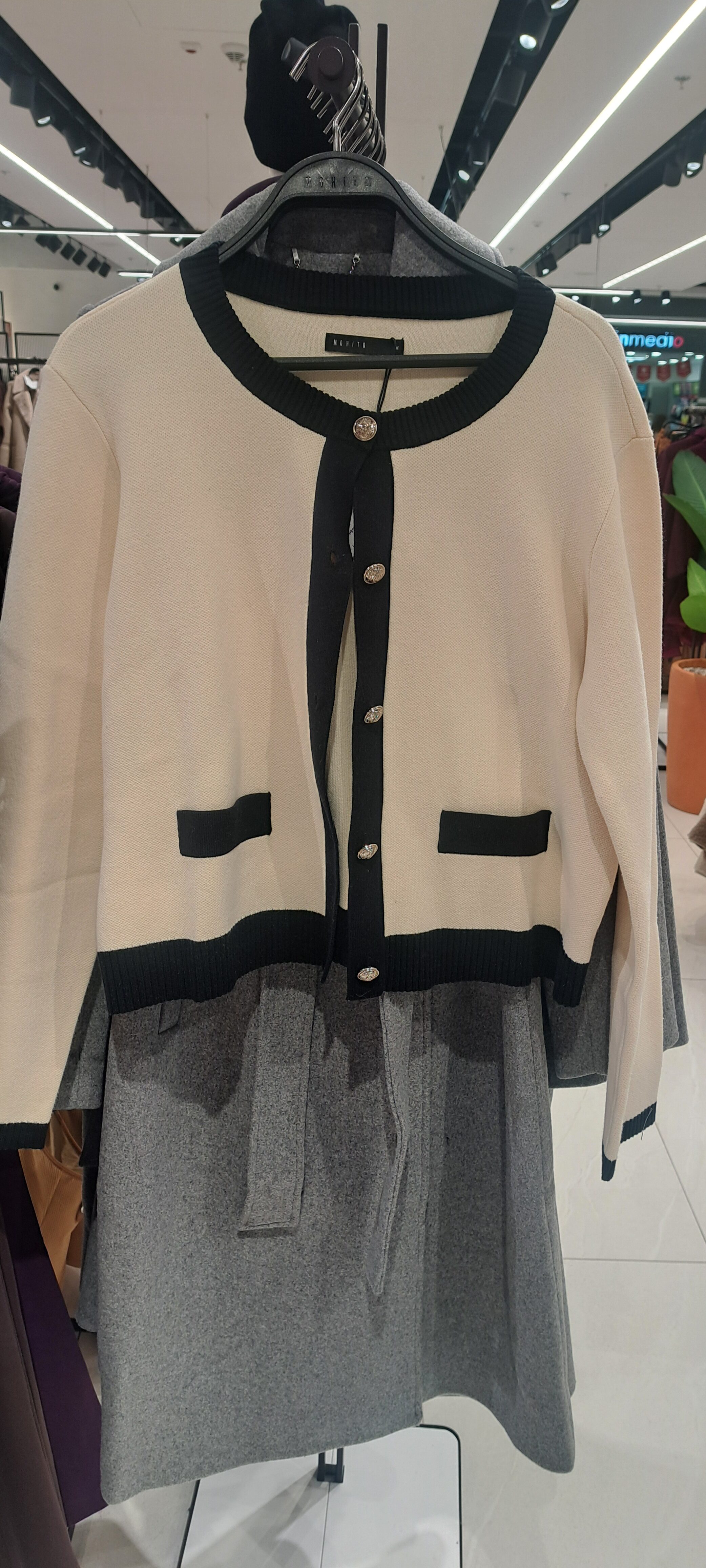 Fehér kardigán fekete szegéllyel