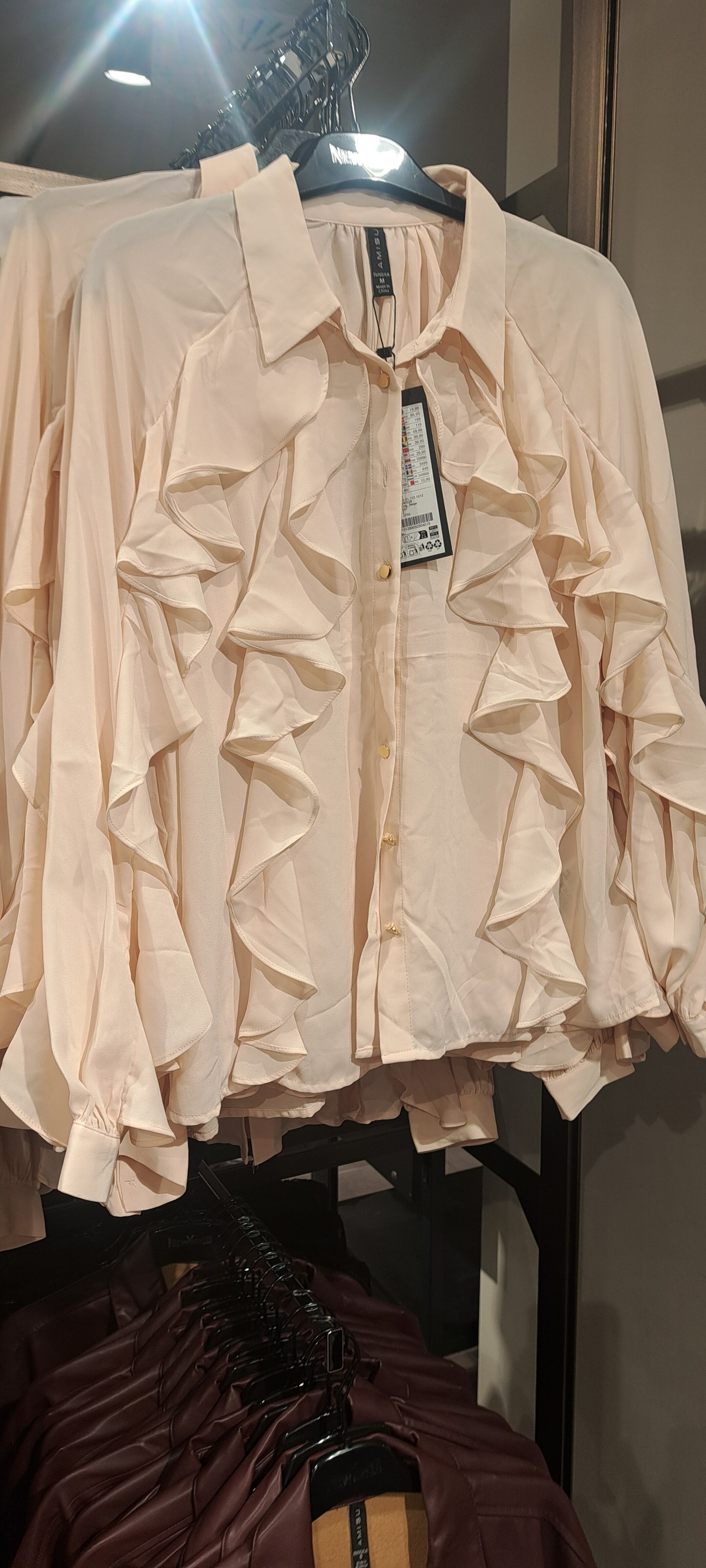 Krémszínű, fodrokkal díszített blúz