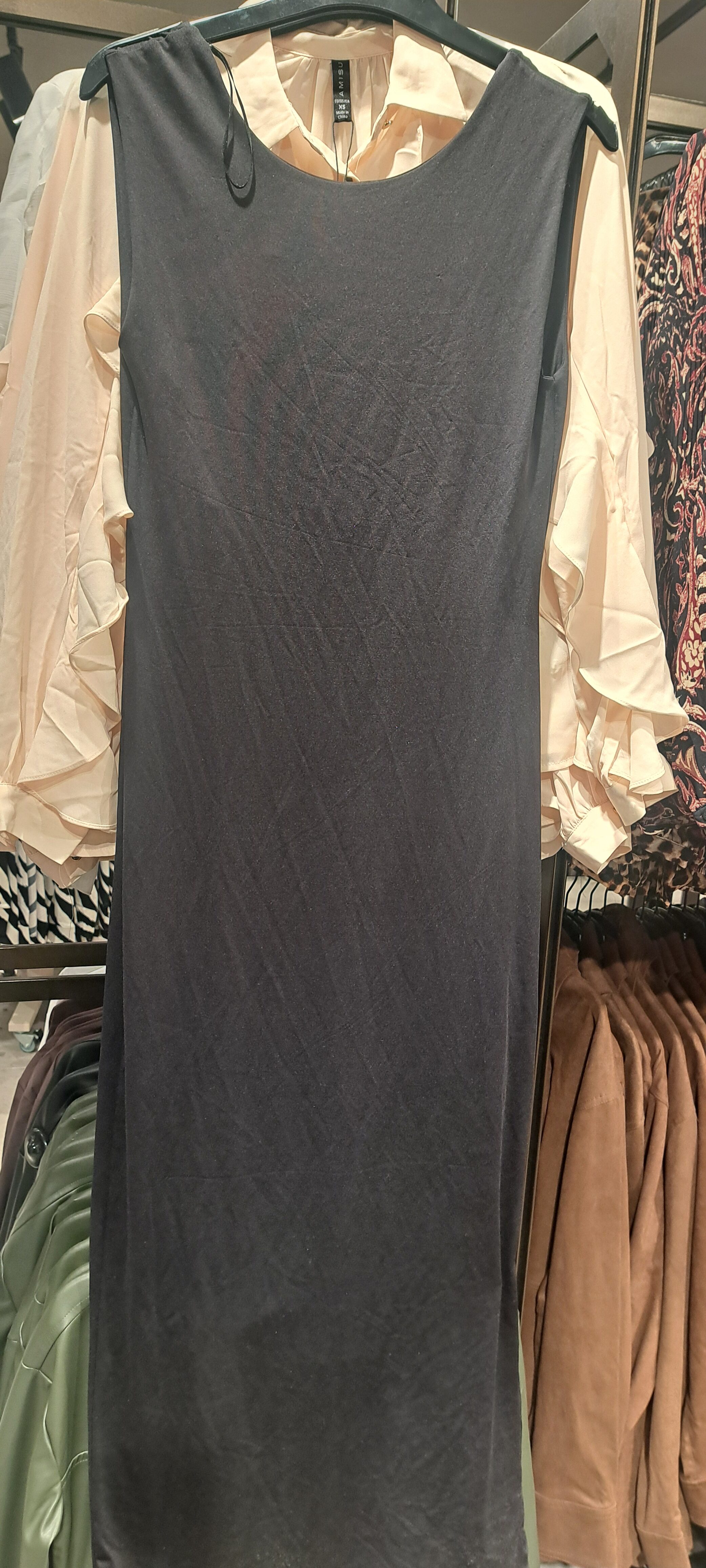 Fekete, szűk, ujjatlan maxiruha