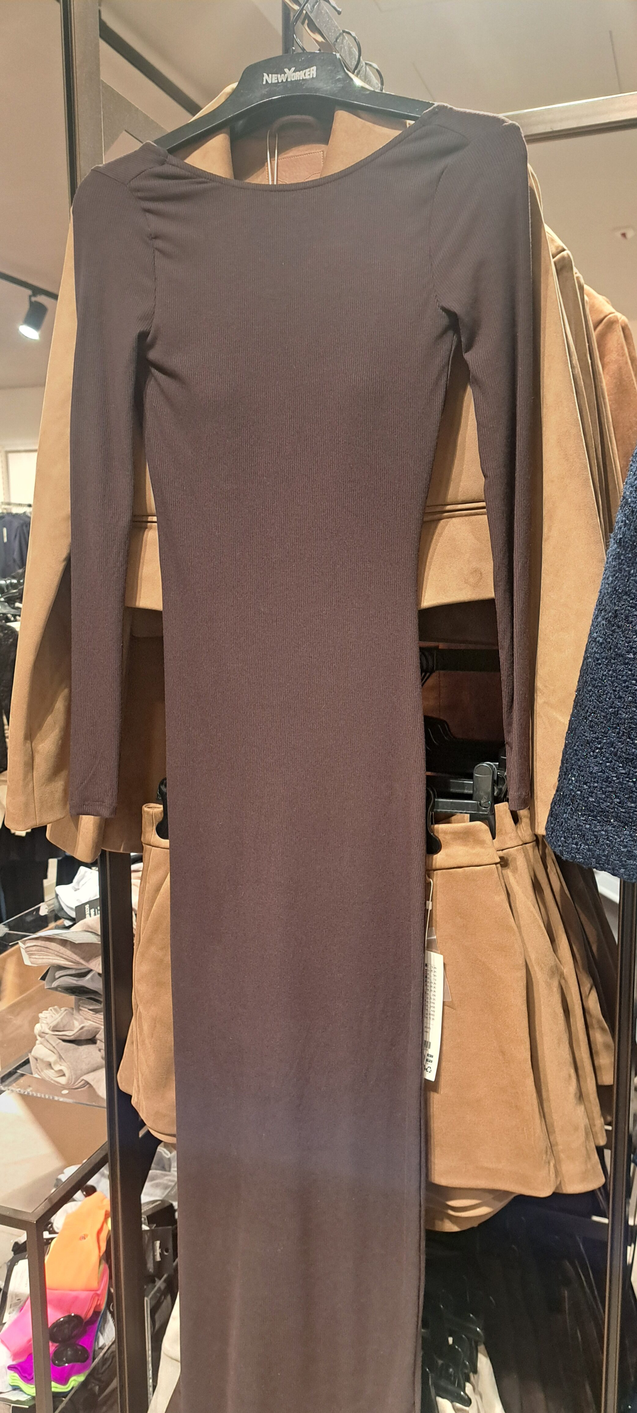 Barna, szűk maxiruha hosszú ujjal