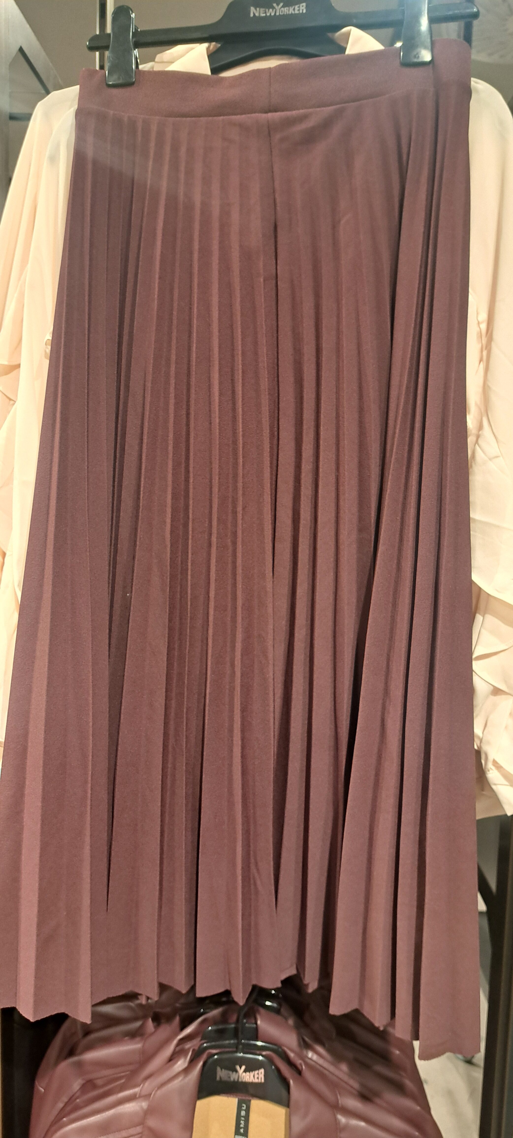 Barna, rakott, hosszú szoknya