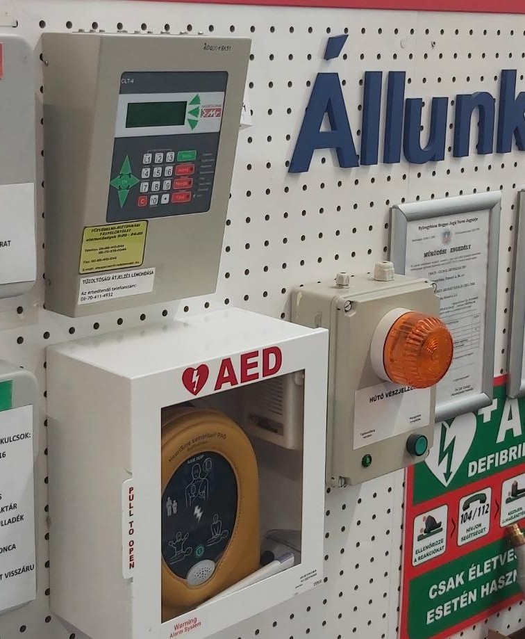 Már mind a 198 Tesco áruházban elérhető életmentő automata defibrillátor