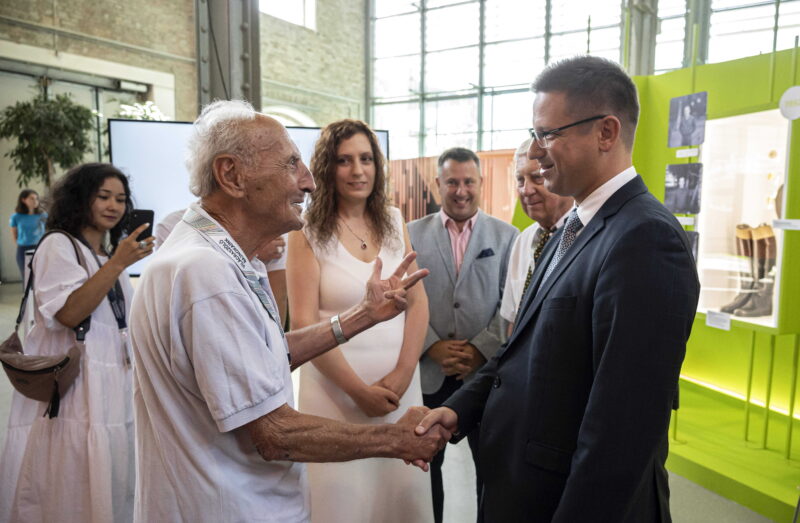 Benedek Gábor olimpiai bajnok magyar öttusázó, a magyar öttusasport első világbajnoka 2021. július 20-án Gulyás Gergely Miniszterelnökséget vezető miniszterrel a Világraszóló bajnokaink - 177 mesés győzelem című interaktív olimpiatörténeti kiállítás megnyitóján a Millenáris Parkban - Fotó: MTI/Szigetváry Zsolt