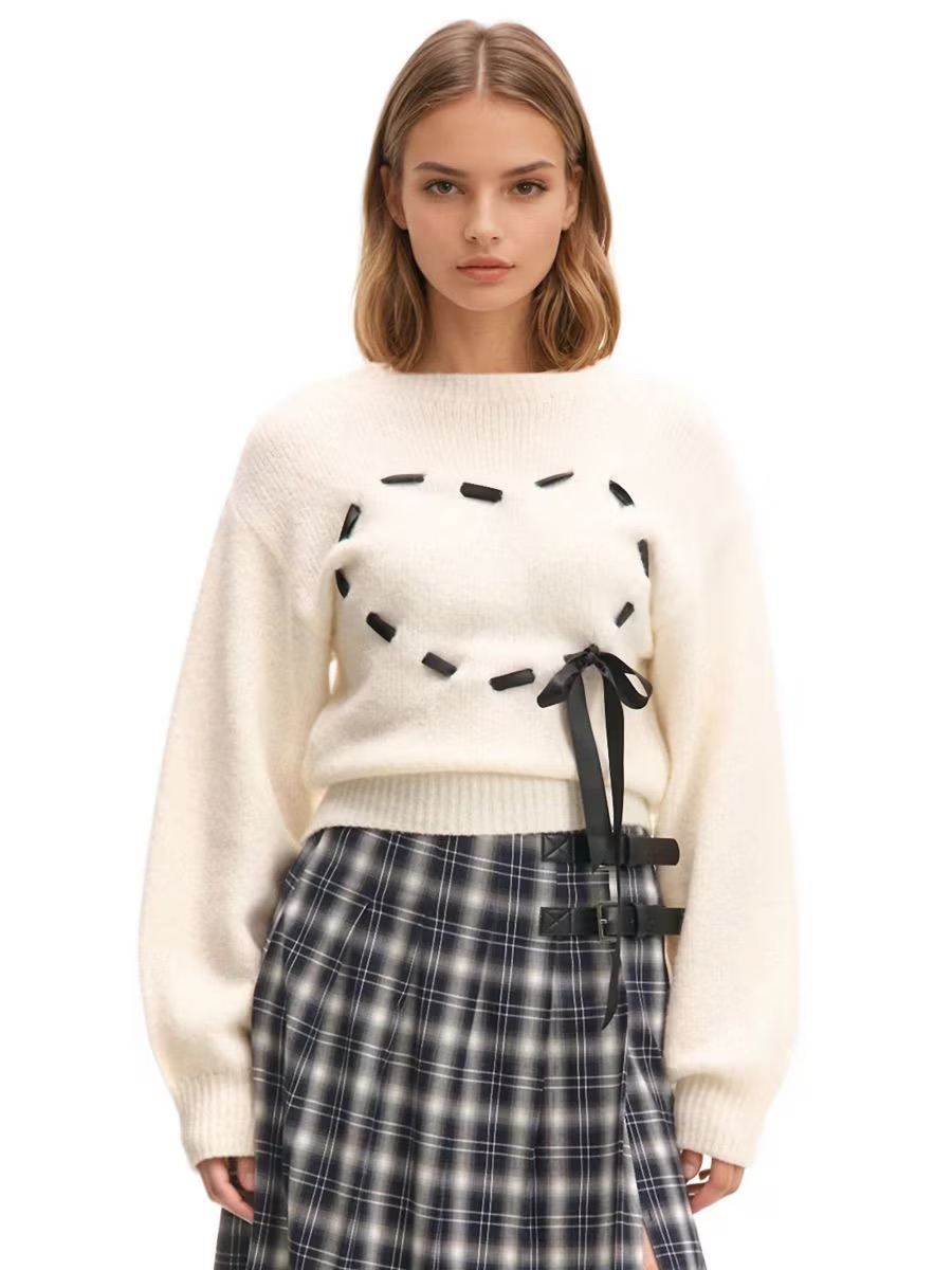 Karácsonyi pulóvert viselő modell