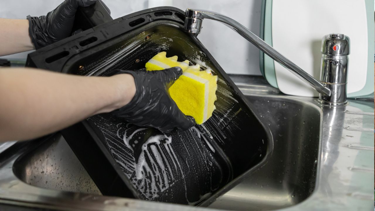 A legtöbben rosszul helyezzük a papírtálcát az air fryerbe – mutatjuk, hogyan érdemes!