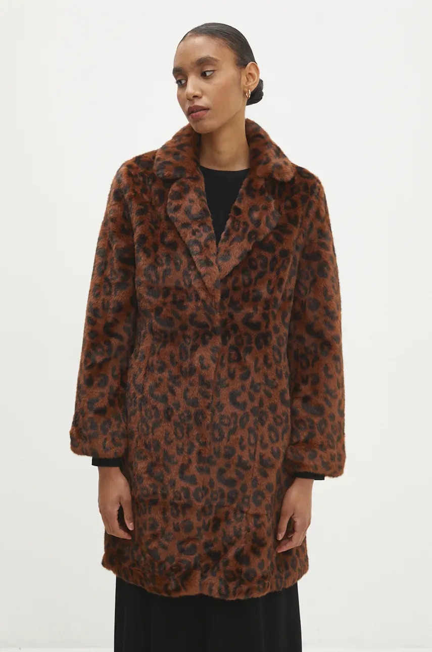 Leopárdmintás kabátot viselő modell