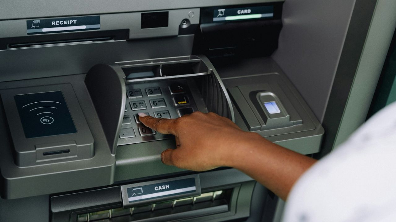 Itt a friss hír az ATM-es pénzfelvétel változásáról: januártól ekkora összeget vonnak le a 65 év felettiektől