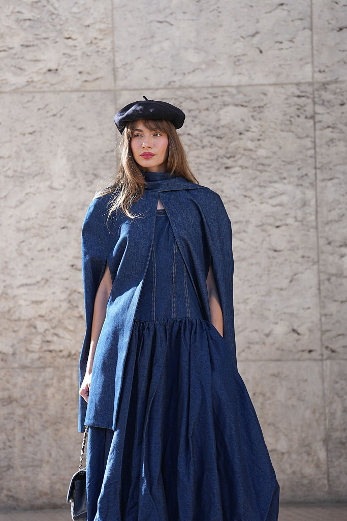 Barett sapkát viselő nő