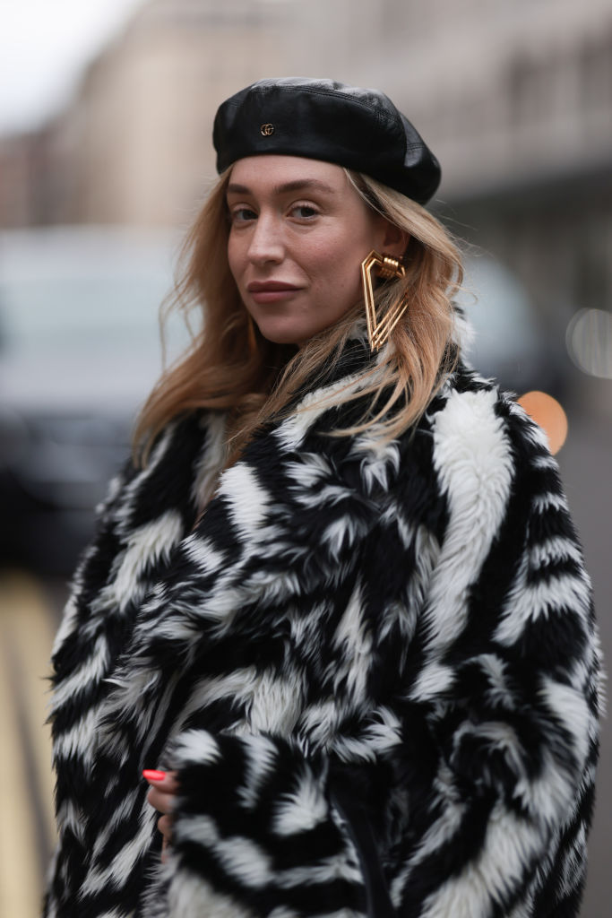 Barett sapkát viselő nő