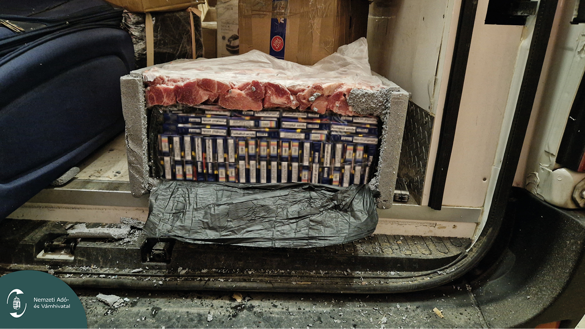 Fagyasztott húsban csempészett cigaretta – döbbenetes NAV-leleplezések