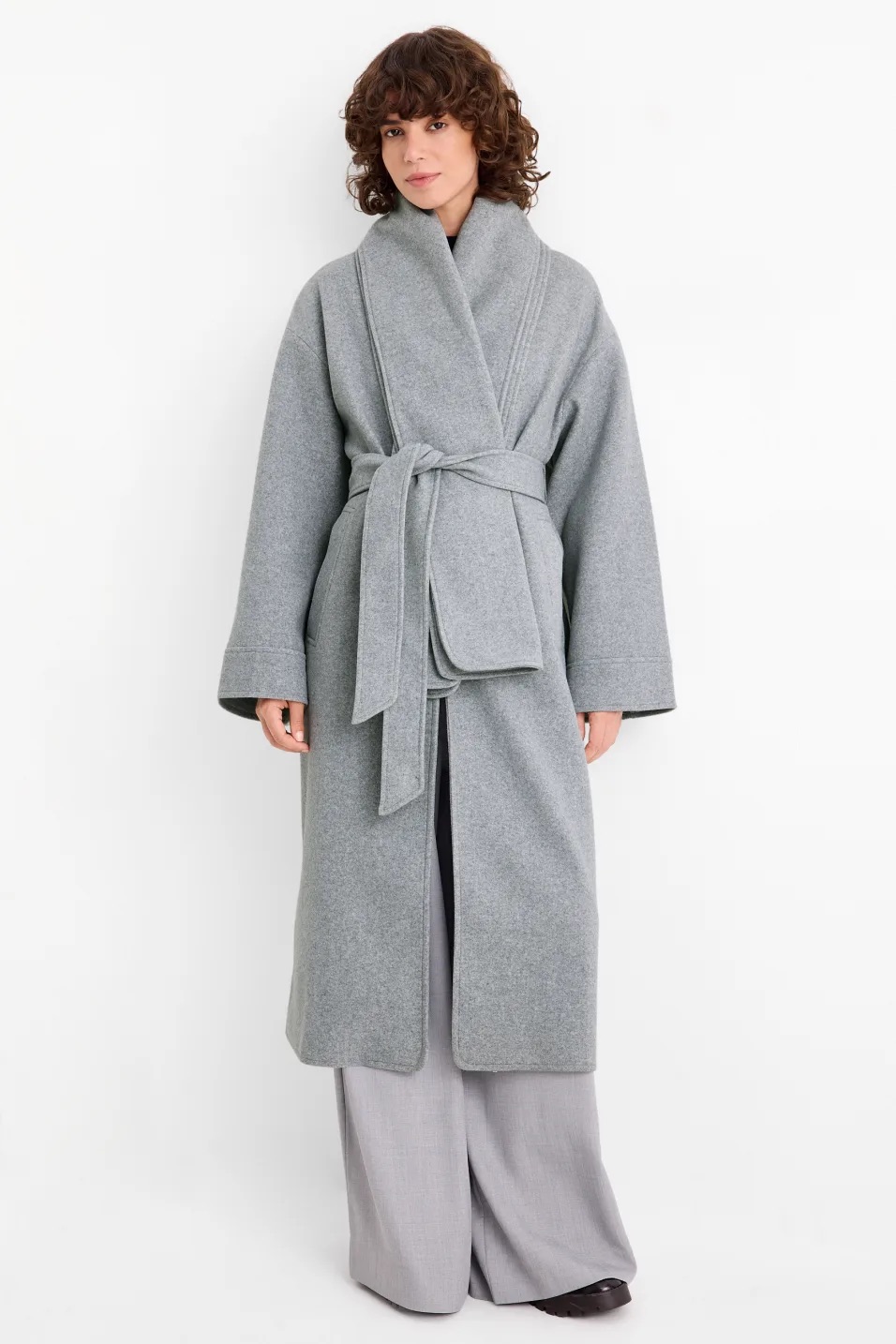 Sálgalléros kabátot viselő modell