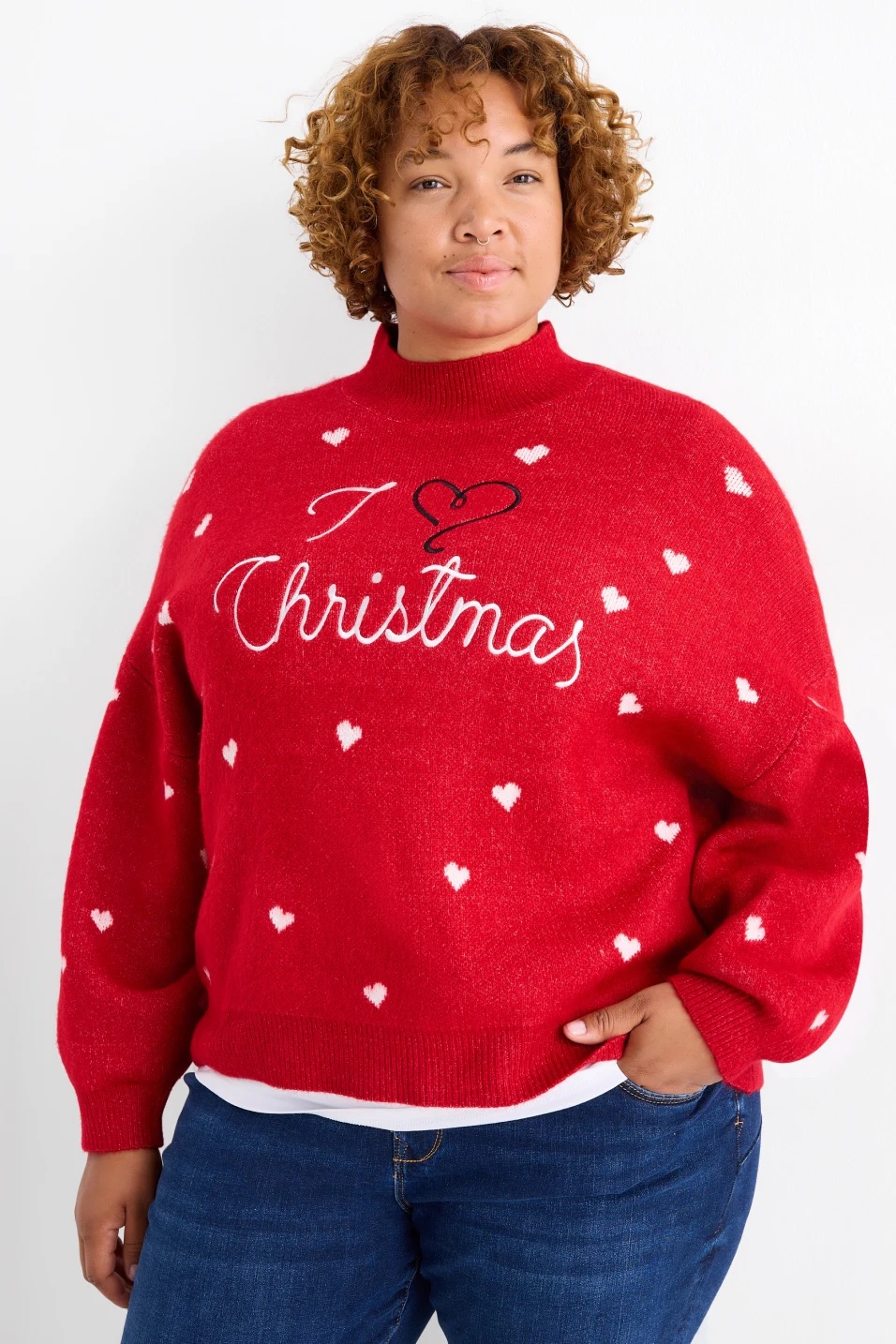 Karácsonyi pulóvert viselő modell