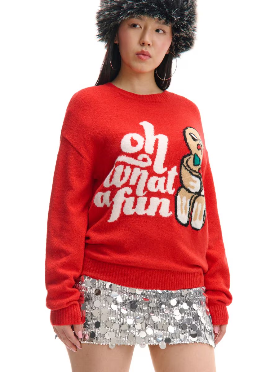 Karácsonyi pulóvert viselő modell