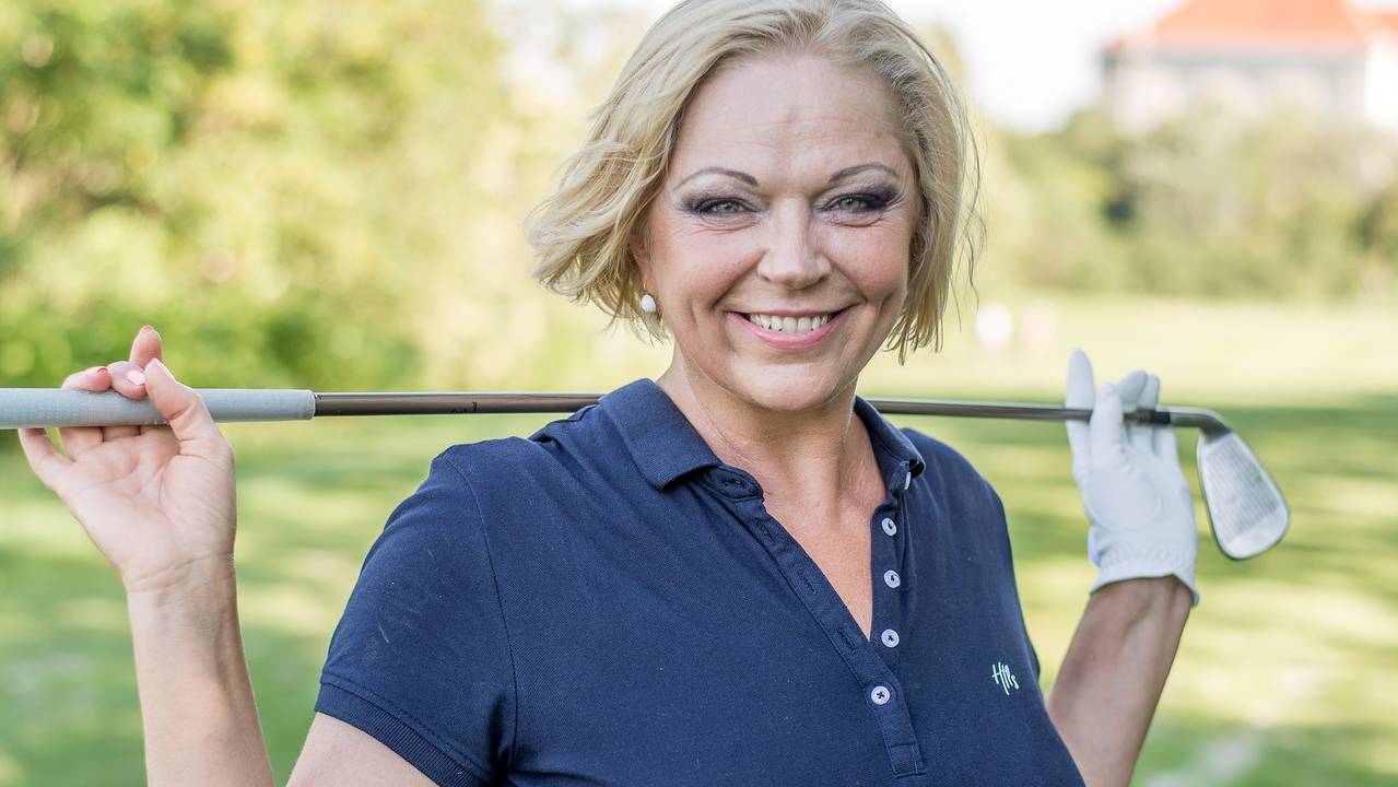 Csomor Csilla rúdtáncolni tanul