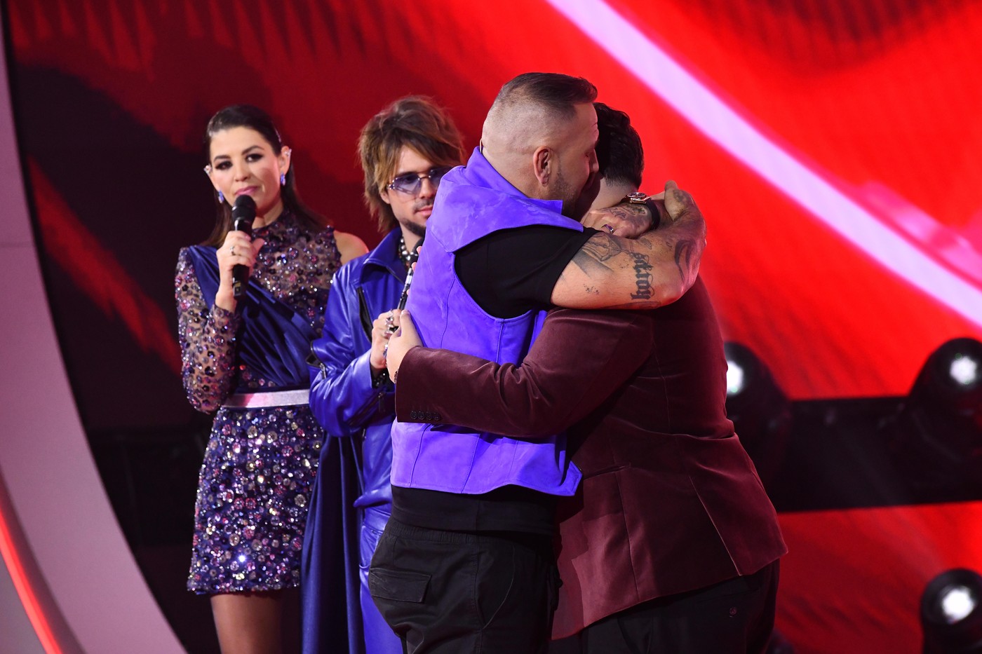 Curtis utolsó versenyzőjét, Kökény Lalit ölelgeti (Fotó: TV2 / press.tv2.hu