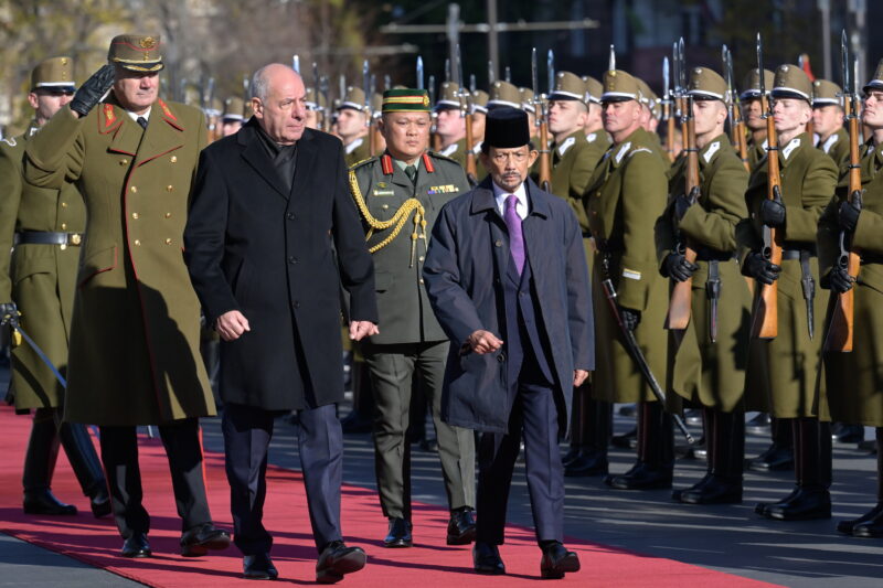 Sulyok Tamás köztársasági elnök katonai tiszteletadással fogadta Hassanal Bolkiah brunei szultánt az Országház előtt, a Kossuth Lajos téren - Fotó: MTI/Bruzák Noémi