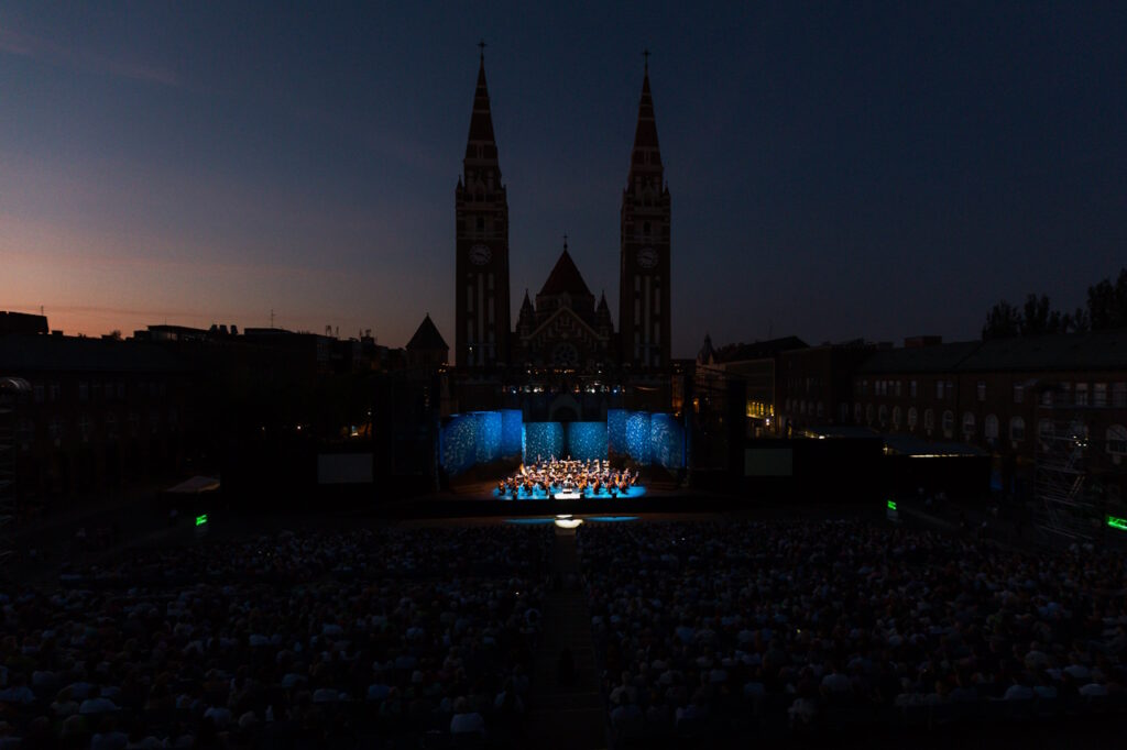 Nyári álmok a fa alatt: ünnepi hangolódás a Szegedi Szabadtérivel