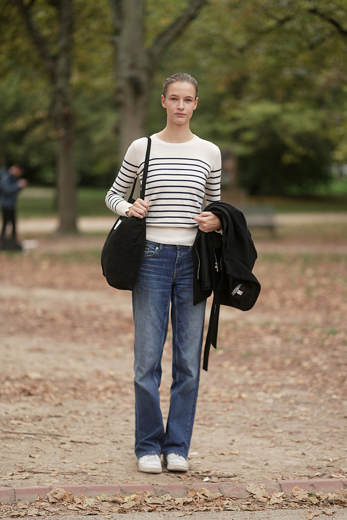 Egyenes szárú farmert viselő nő az utcán