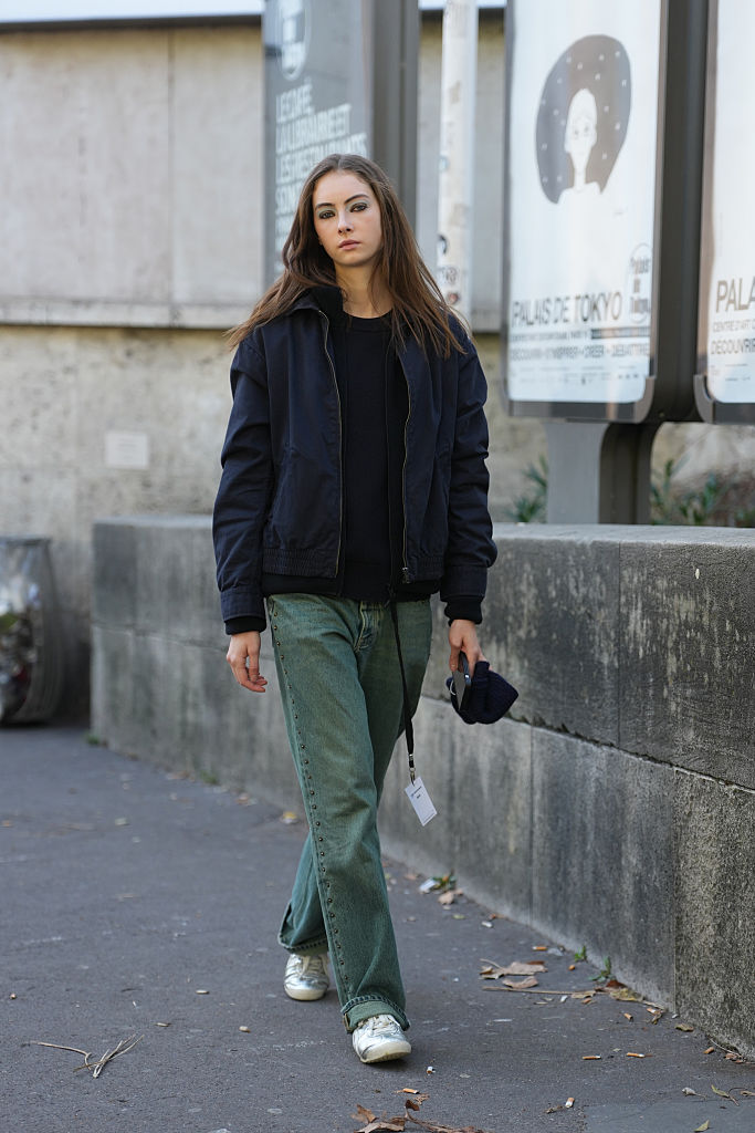 Egyenes szárú farmert viselő nő az utcán