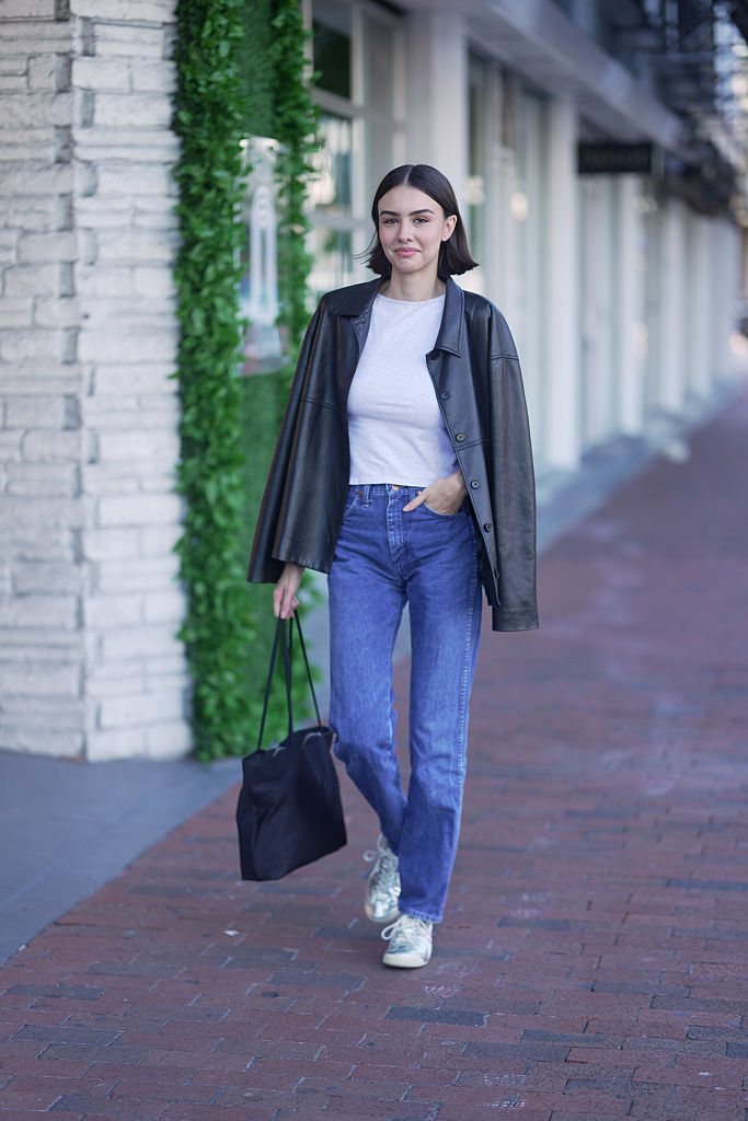 Egyenes szárú farmert viselő nő az utcán