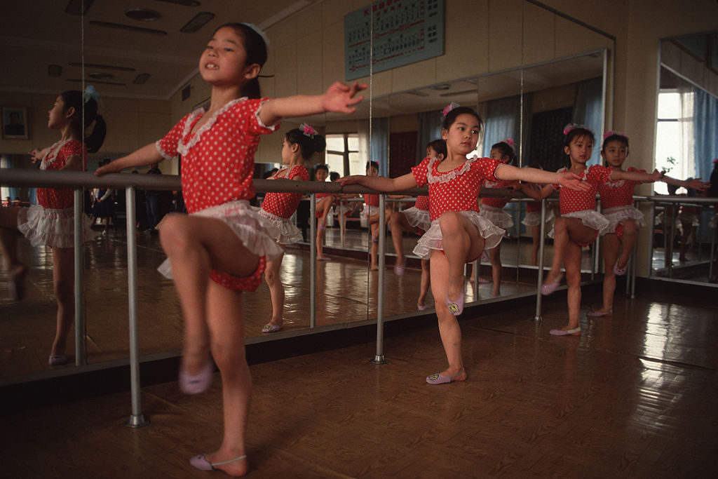 Kislányok táncolnak a Nagy vezérnek - Fotó: Getty Images