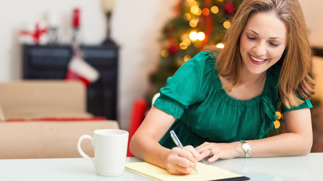 Fiatal nő mosolyogva ír