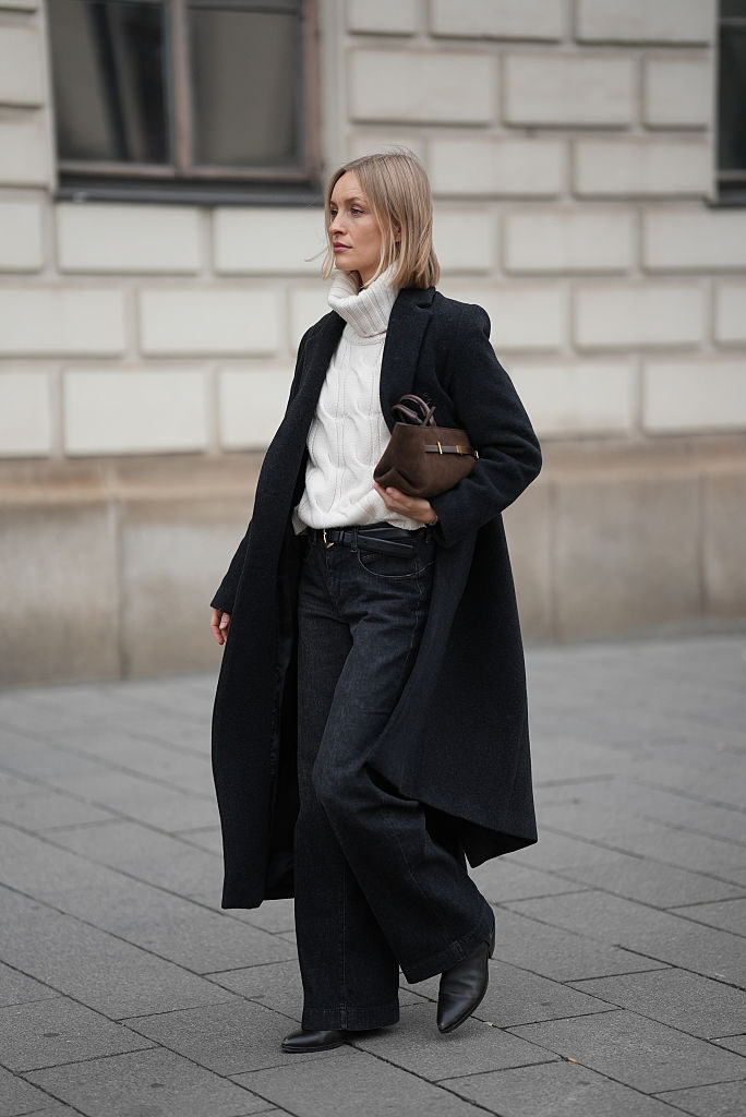 Garbót viselő nő az utcán