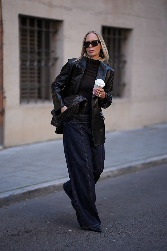 Garbót viselő nő az utcán