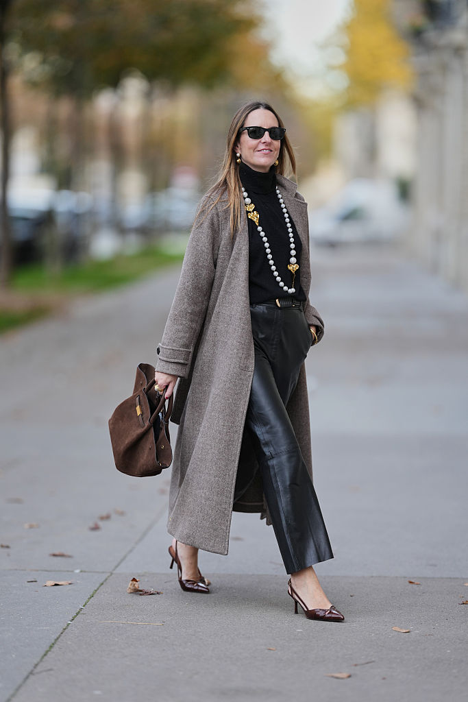 Garbót viselő nő az utcán