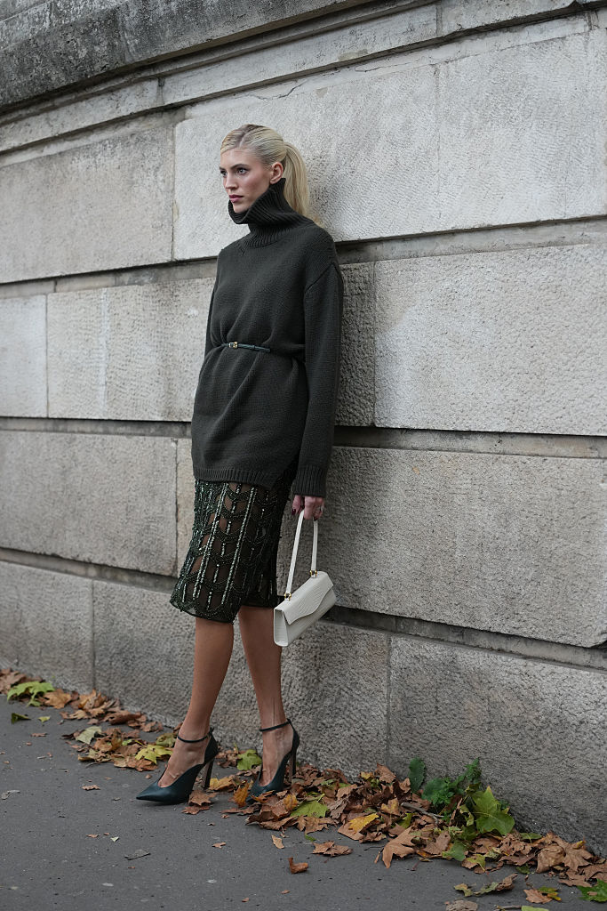 Garbót viselő nő az utcán