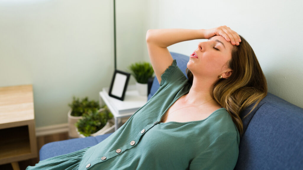 Hőhullámmal küzd egy fiatal nő