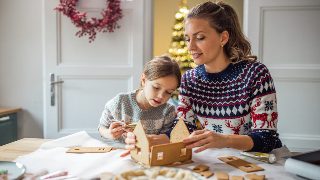 Karácsonyi házikót készít anya és lánya