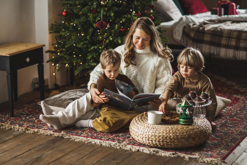 Mesekönyvet olvas a család