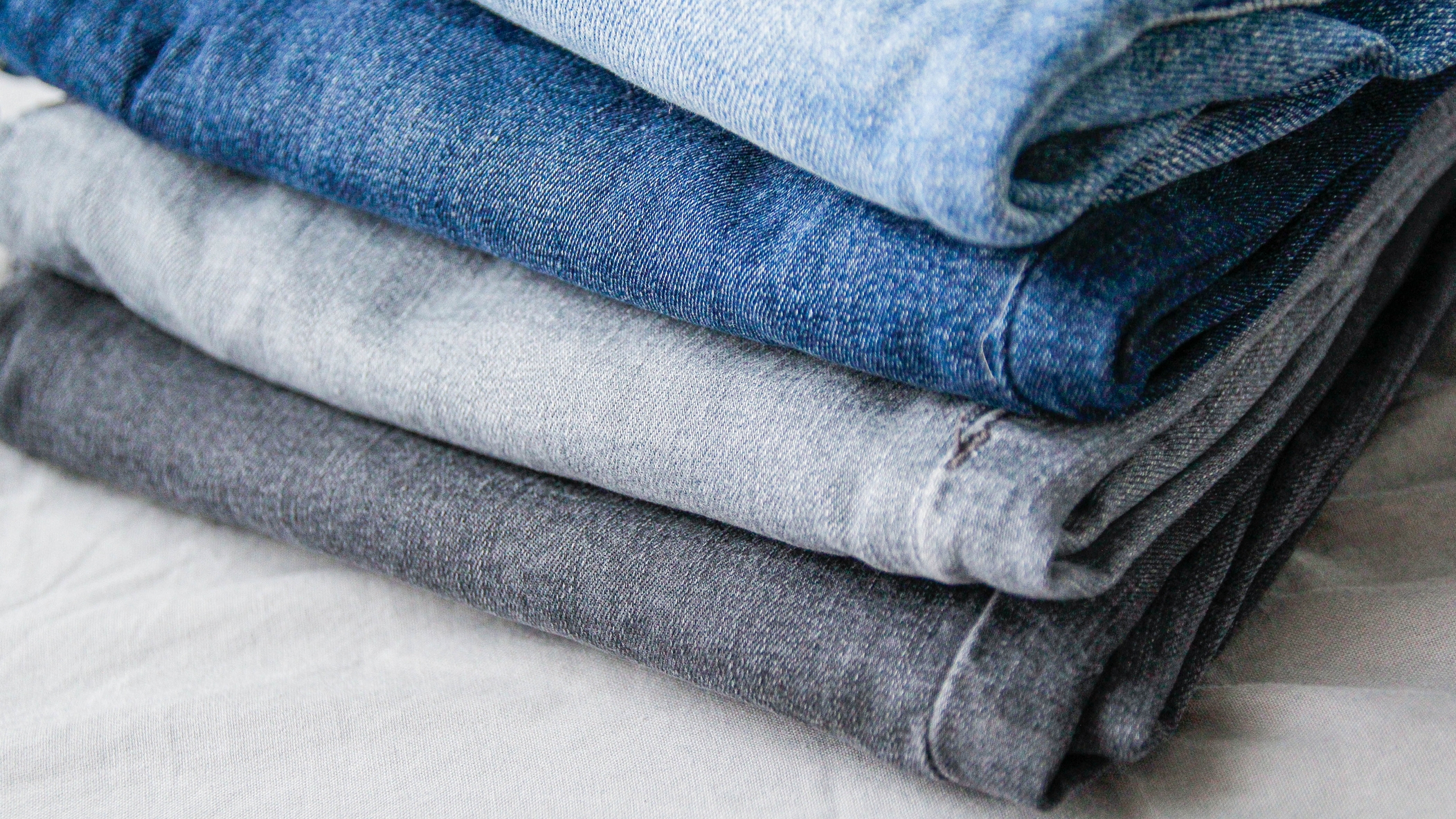 Felejtsd el a kéket, a feketét és a szürkét: ez a szín a tél farmerdivatja