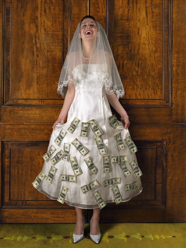 Pénzek tűzdelve egy menyasszony ruhájára