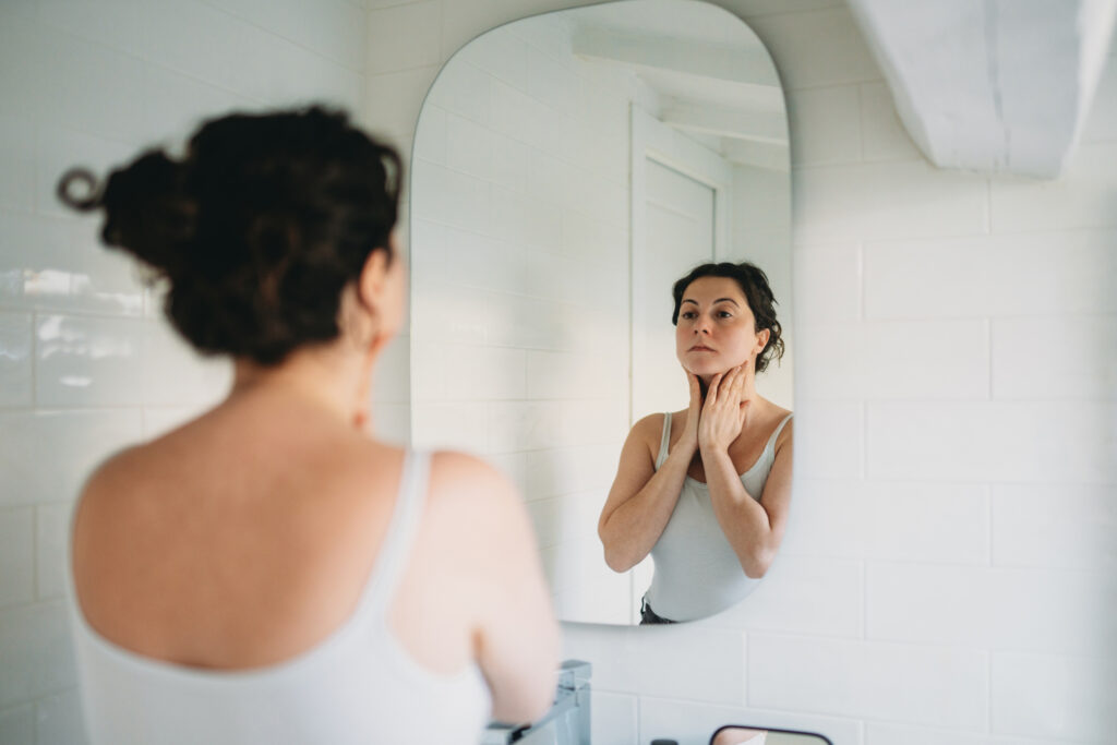 Nő a tükör előtt