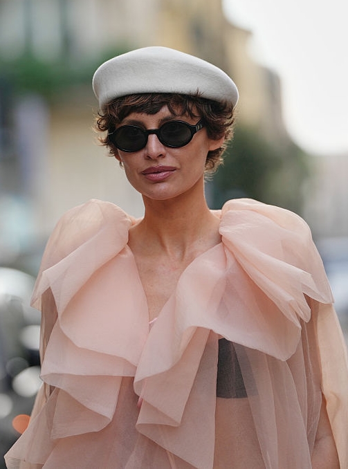 Barett sapkát viselő nő