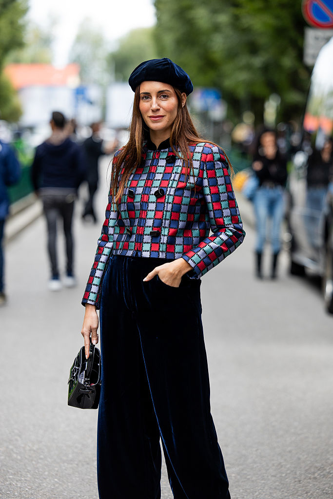 Barett sapkát viselő nő