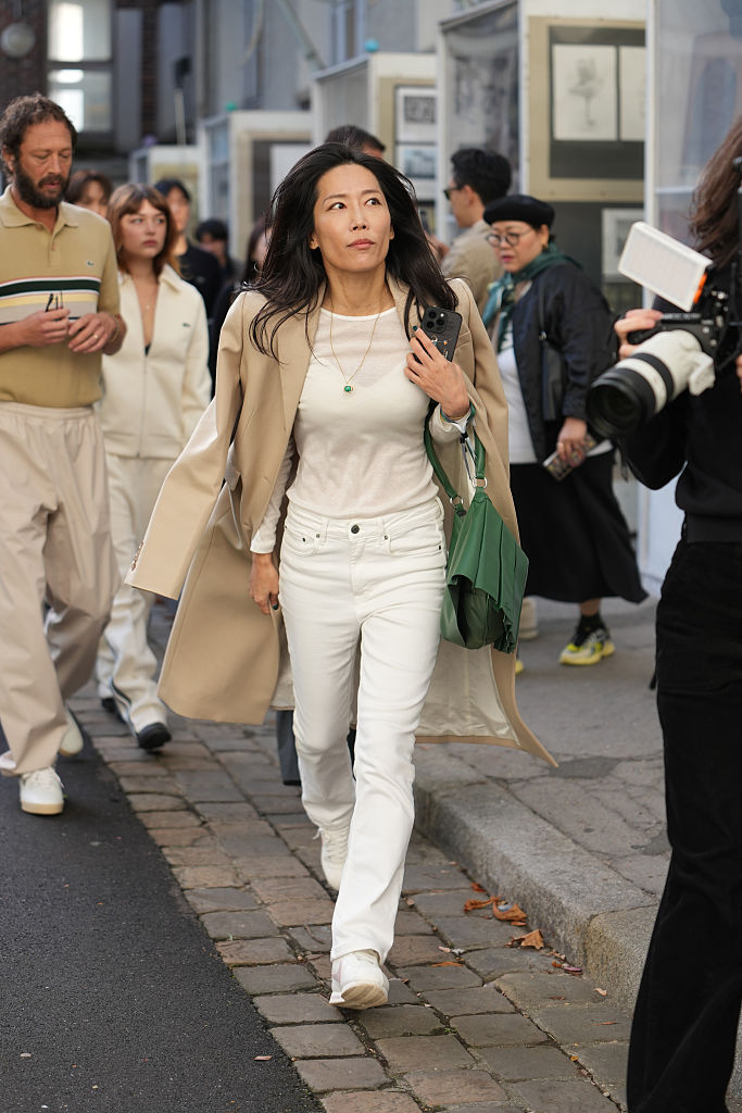 Egyenes szárú farmert viselő nő az utcán