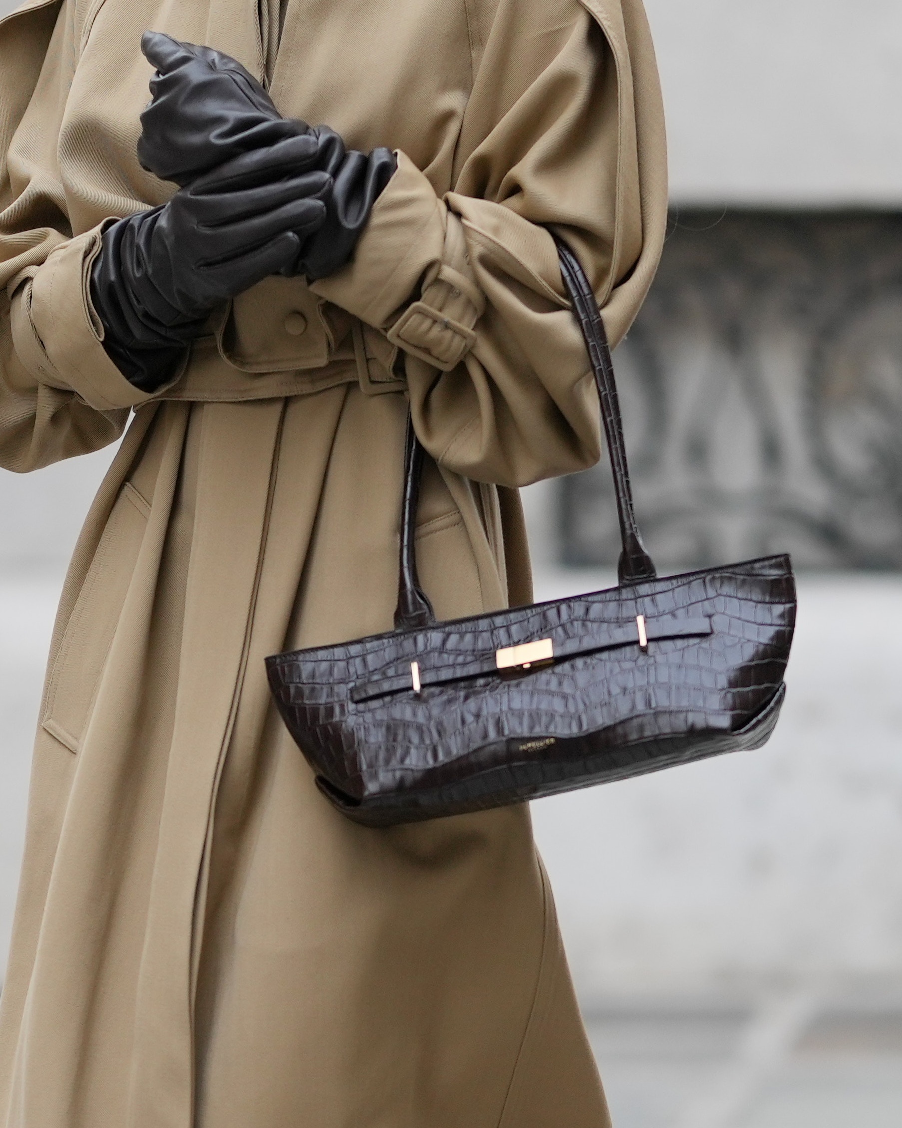 Modern, fekete, boríték alakú táska arany csattal